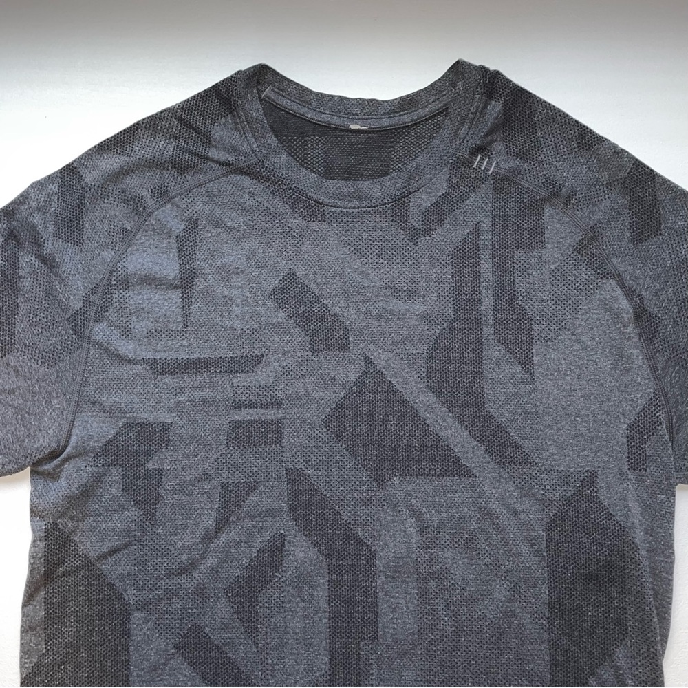 Lululemon Metal Vent Geometric Camo Slate Shirt Gray